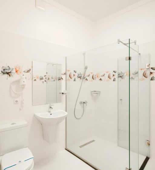 جناح مزوَّد بشرفة, Nicole