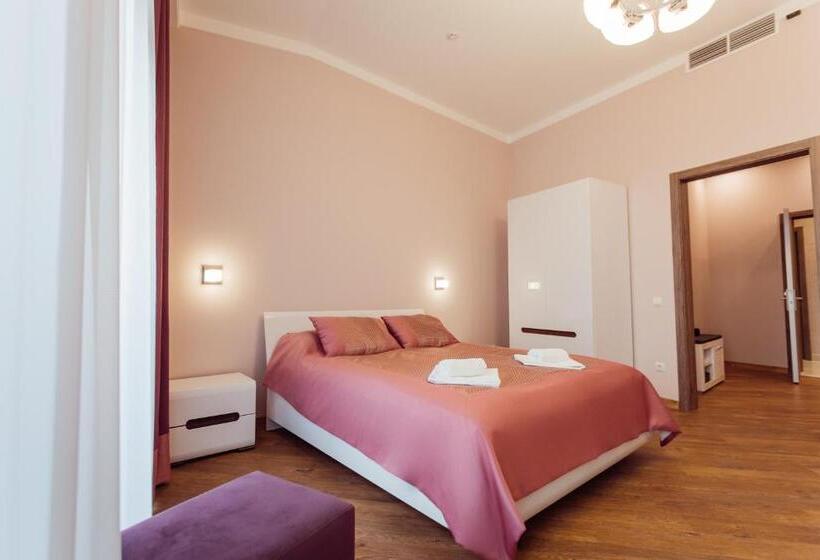 סוויטה עם מרפסת, Nicole