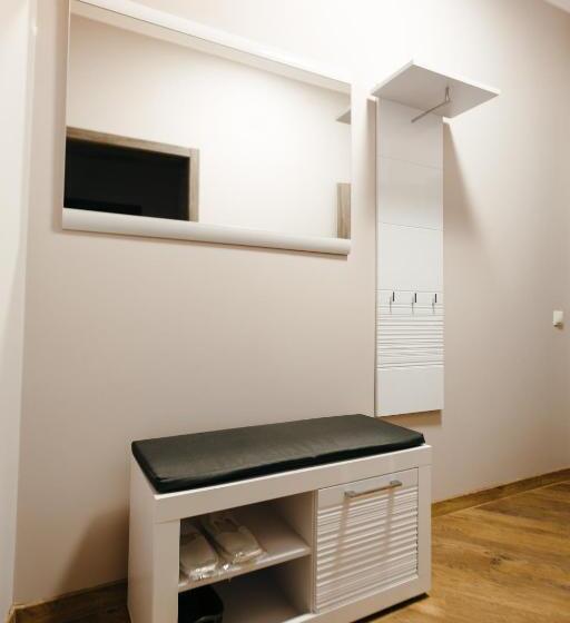 סוויטה עם מרפסת, Nicole