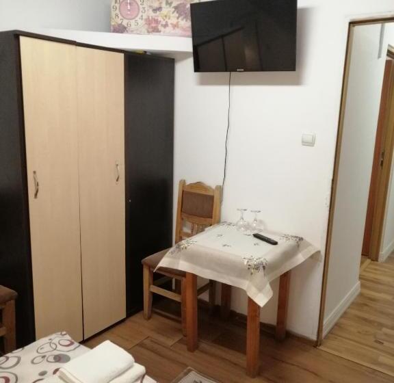 غرفة أساسية, Vila Elly