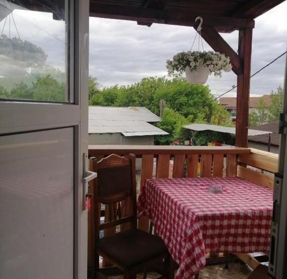 غرفة قياسية رباعية مزودة بشُرفة, Vila Elly