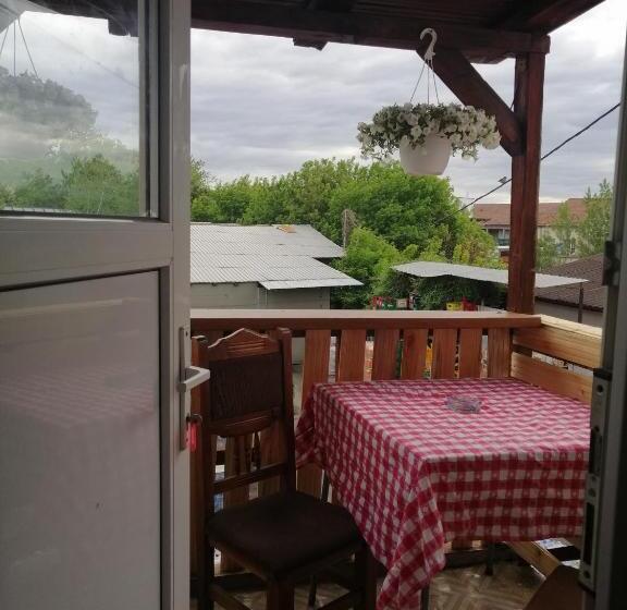 غرفة قياسية رباعية مزودة بشُرفة, Vila Elly