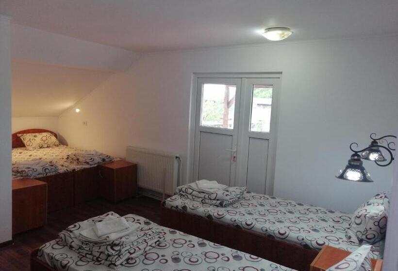 غرفة قياسية رباعية مزودة بشُرفة, Vila Elly