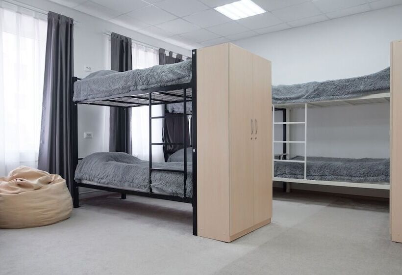 تختخواب در اتاق مشترک, Hostel U Fominyh