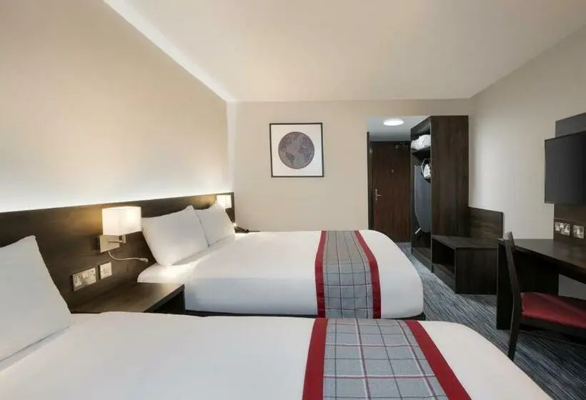Perhehuone, Ramada By Wyndham Leeds East