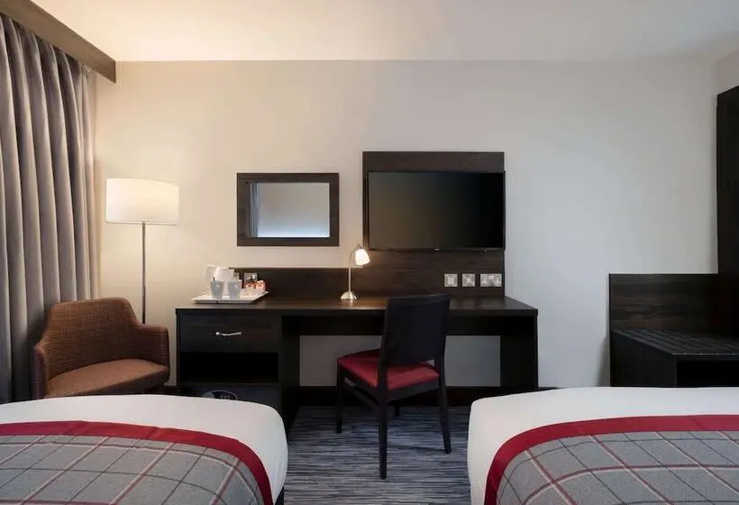 Perhehuone, Ramada By Wyndham Leeds East