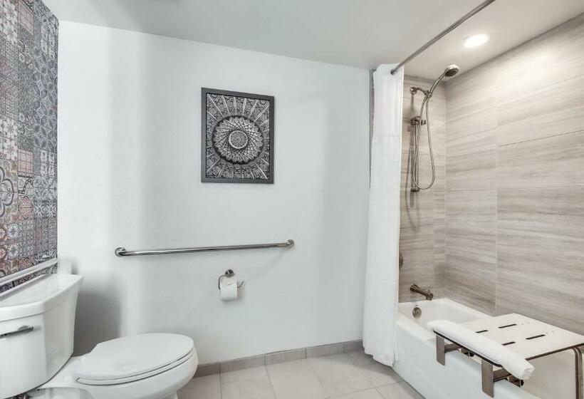 适合残疾人士使用的带超级大床的标准间, The Cassara Carlsbad, Tapestry Collection By Hilton