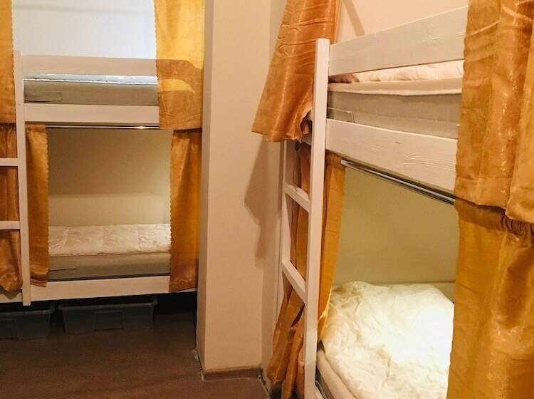 ルームシェアのワンベッド, Pasternak Hostel