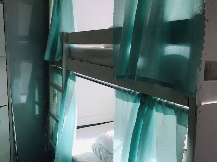 ルームシェアのワンベッド, Pasternak Hostel