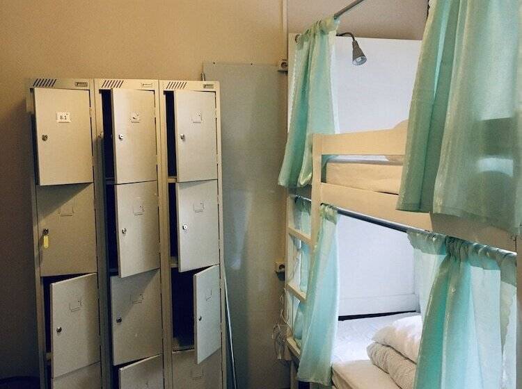 ルームシェアのワンベッド, Pasternak Hostel