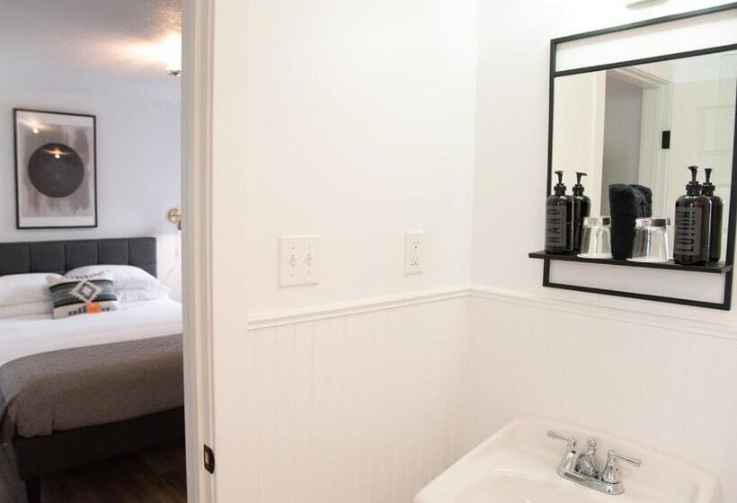 غرفة قياسية, The Nightingale Motel