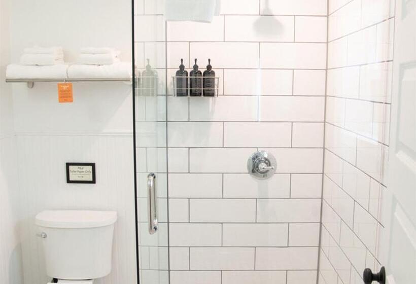 غرفة قياسية, The Nightingale Motel