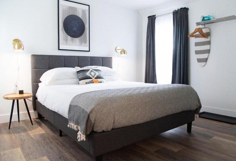 غرفة قياسية, The Nightingale Motel