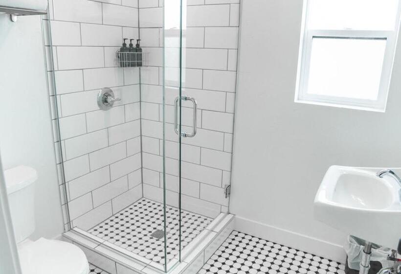 غرفة قياسية سرير كينج, The Nightingale Motel