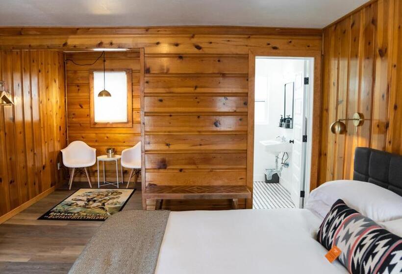 غرفة قياسية سرير كينج, The Nightingale Motel