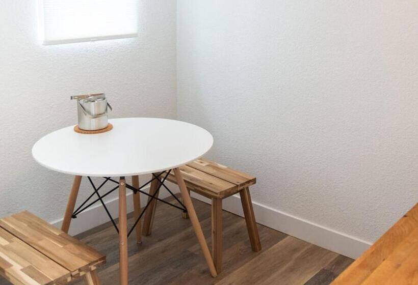 غرفة ديلوكس, The Nightingale Motel