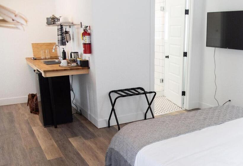 غرفة ديلوكس, The Nightingale Motel