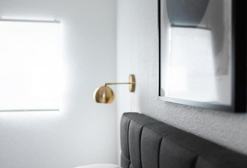 غرفة ديلوكس, The Nightingale Motel