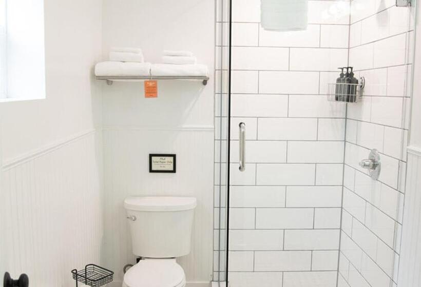 غرفة ديلوكس, The Nightingale Motel