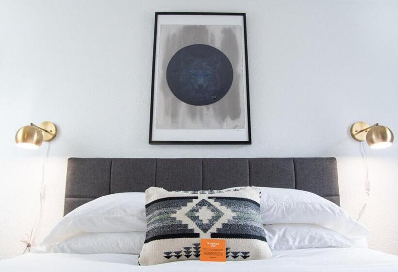 غرفة ديلوكس, The Nightingale Motel