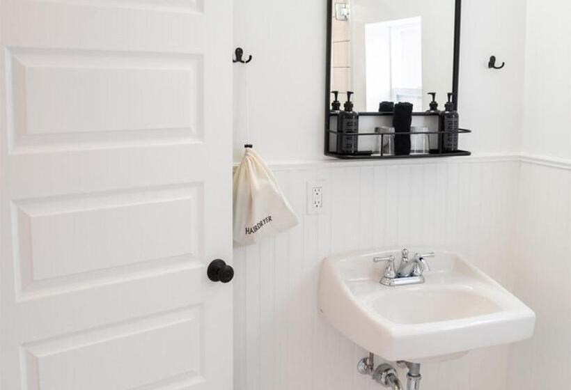 جناح مزود بتراس, The Nightingale Motel