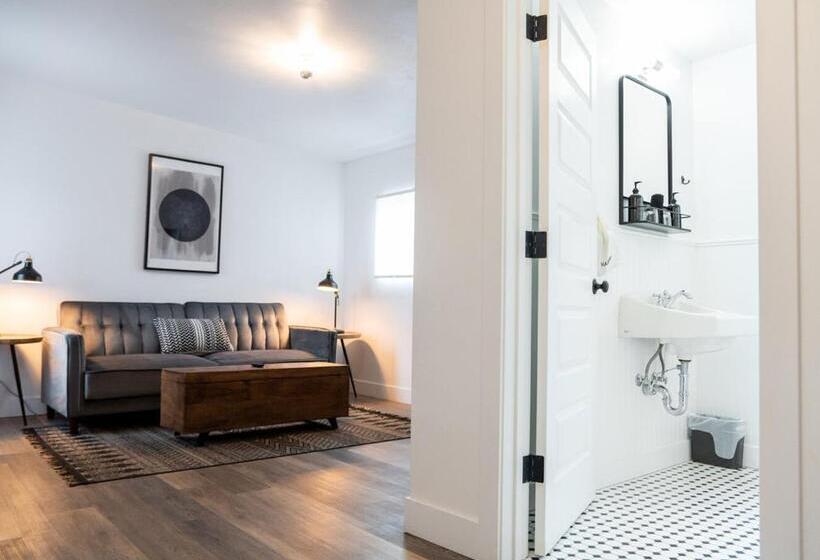 جناح مزود بتراس, The Nightingale Motel