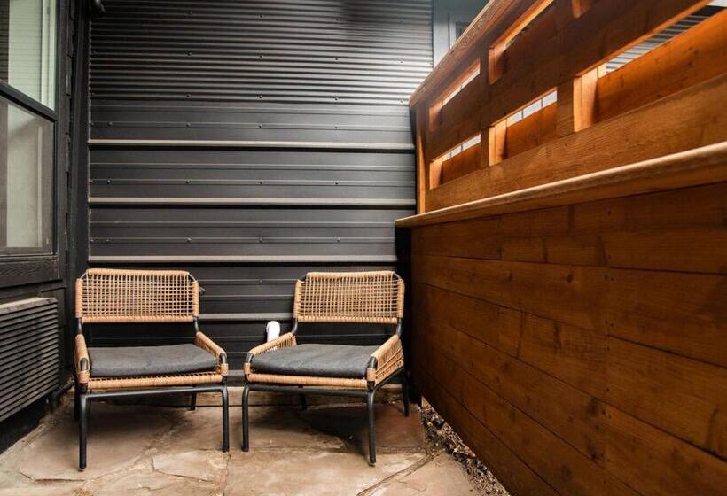 جناح مزود بتراس, The Nightingale Motel