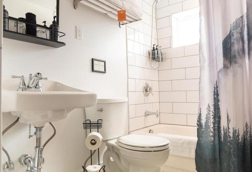 جناح عائلي, The Nightingale Motel