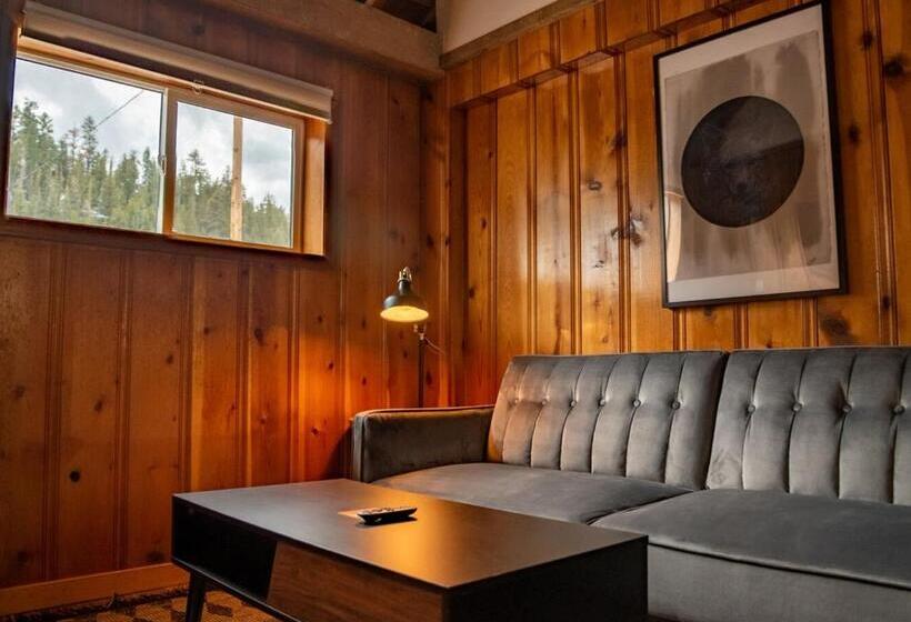 جناح عائلي, The Nightingale Motel