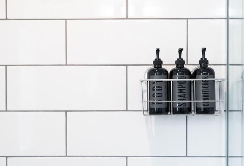 غرفة قياسية, The Nightingale Motel