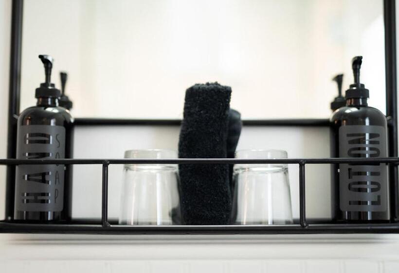 غرفة قياسية, The Nightingale Motel