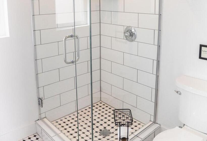 غرفة قياسية, The Nightingale Motel