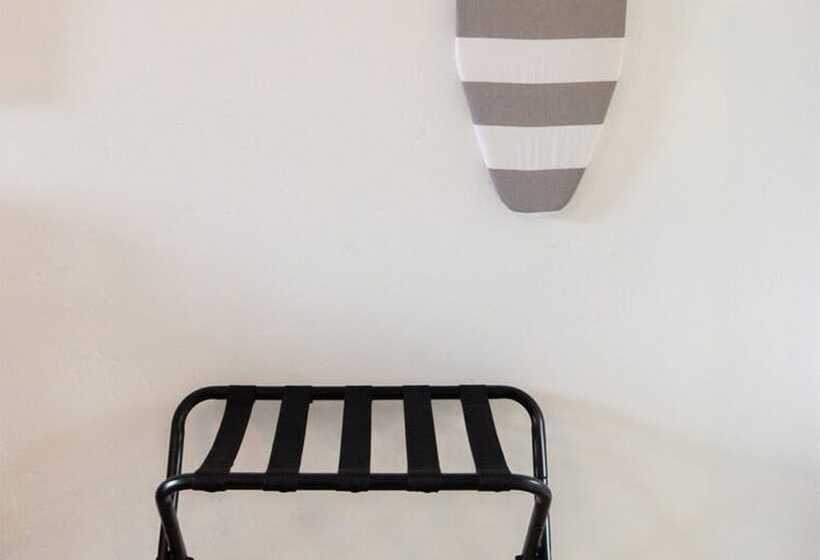 غرفة قياسية, The Nightingale Motel