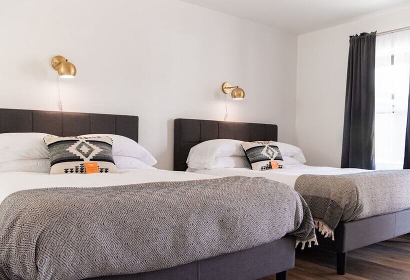 غرفة قياسية, The Nightingale Motel