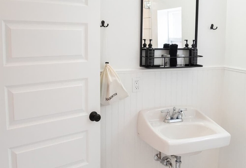 غرفة ديلوكس, The Nightingale Motel