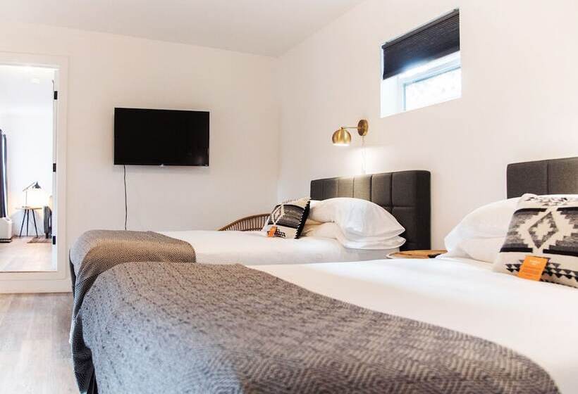 غرفة ديلوكس, The Nightingale Motel