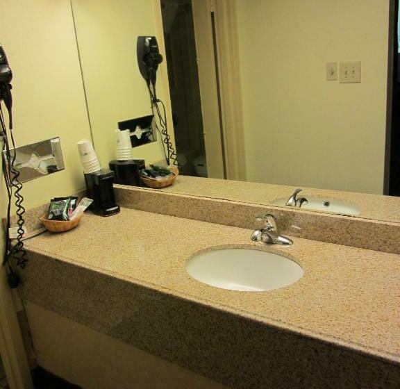 带大床的标准间, Days Inn By Wyndham Midland