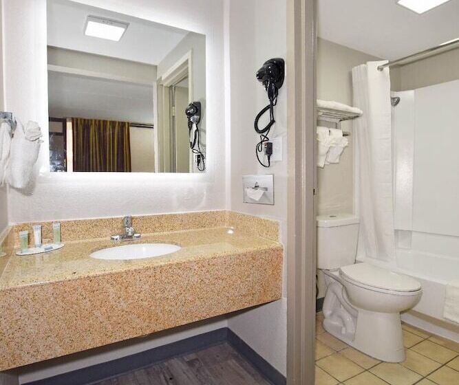 带2个双人床的标准工作室, Days Inn By Wyndham Midland