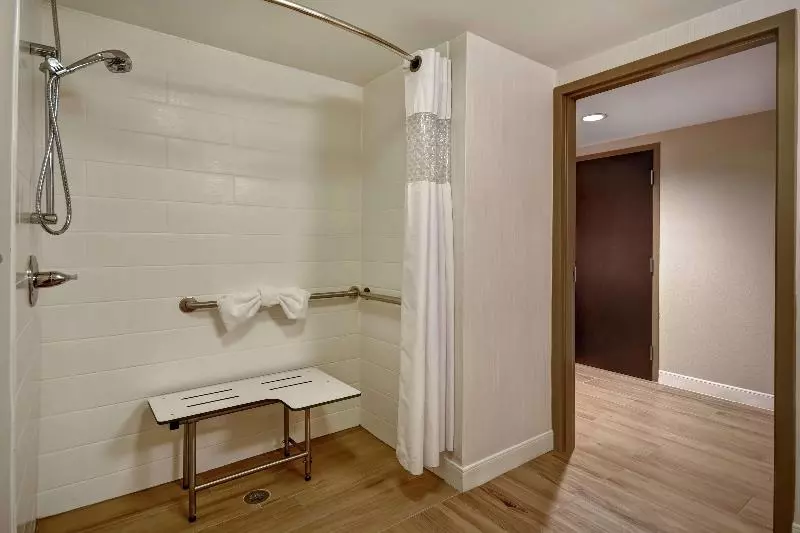 キングサイズベッドのスタンダードルーム, Hampton Inn Auburn