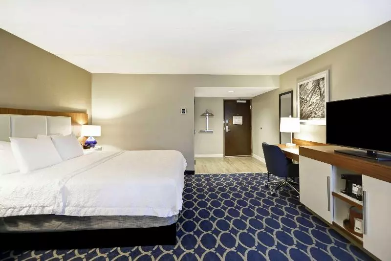 キングサイズベッドのスタンダードルーム, Hampton Inn Auburn