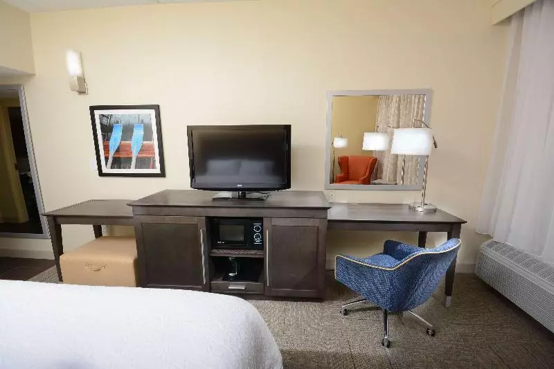 キングサイズベッドのスタンダードルーム, Hampton Inn High Point