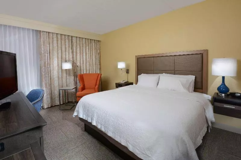 キングサイズベッドのスタンダードルーム, Hampton Inn High Point