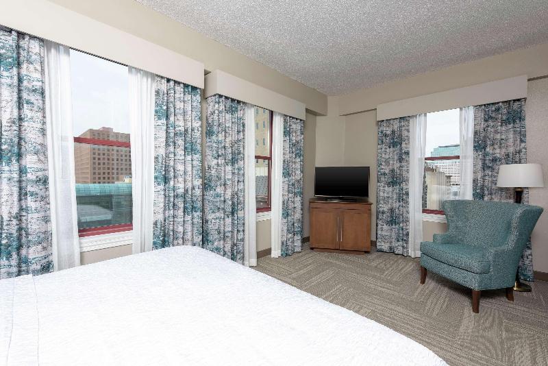 带大床的套房, Hampton Inn Indianapolis Downtown Across From Circle Centre