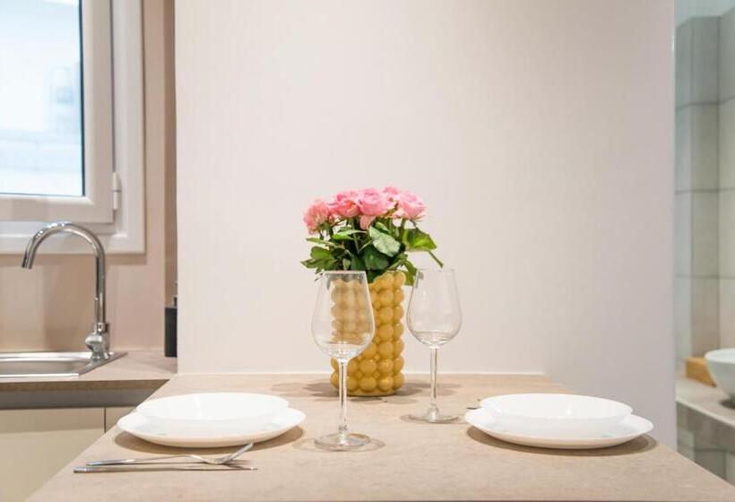 Студия Стандарт, Pinacota Suites Athens