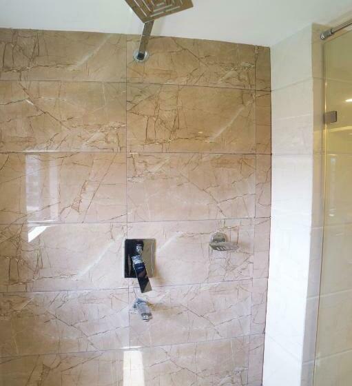 اتاق خانوادگی, Ganapati Airport