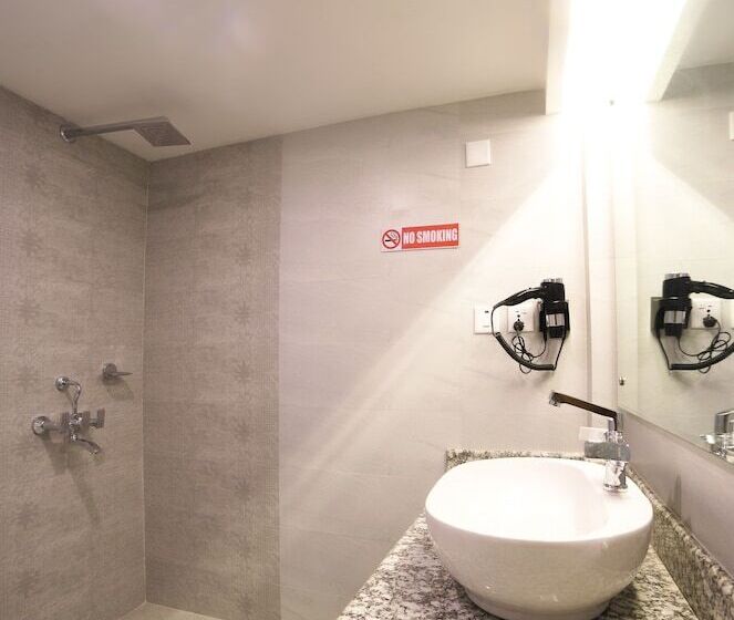 اتاق خانوادگی, Ganapati Airport