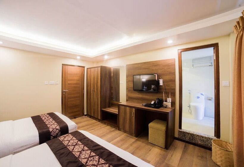 اتاق خانوادگی, Ganapati Airport