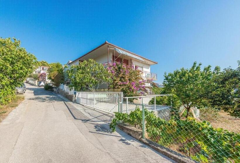 شقة غرفة واحدة, Apartments Kostović 1943