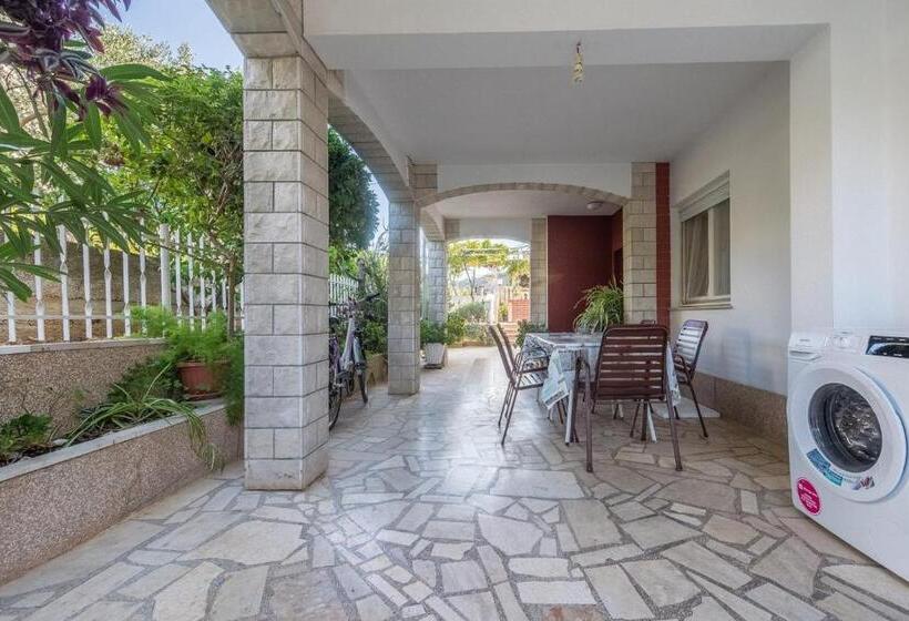 شقة غرفة واحدة, Apartments Kostović 1943