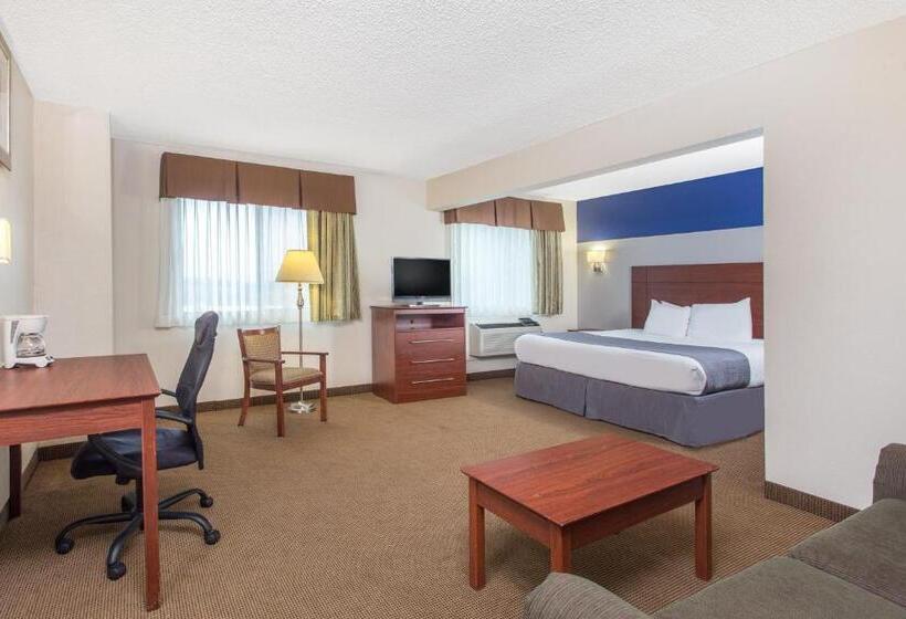 キングサイズベッドのデラックススイート, Baymont By Wyndham Dubuque